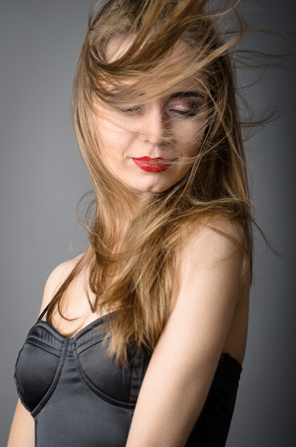 fot. Marta Reszka &copy; 2015. Model's flying hair - latające włosy modelki.