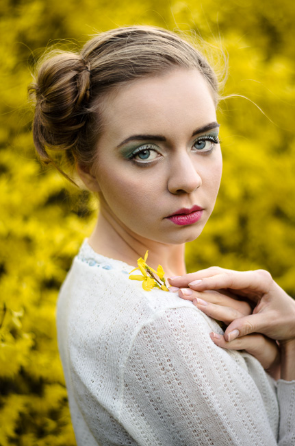 fot. Marta Reszka &copy; 2015. Model holding yellow flowers - modelka trzyma żółte kwiaty.