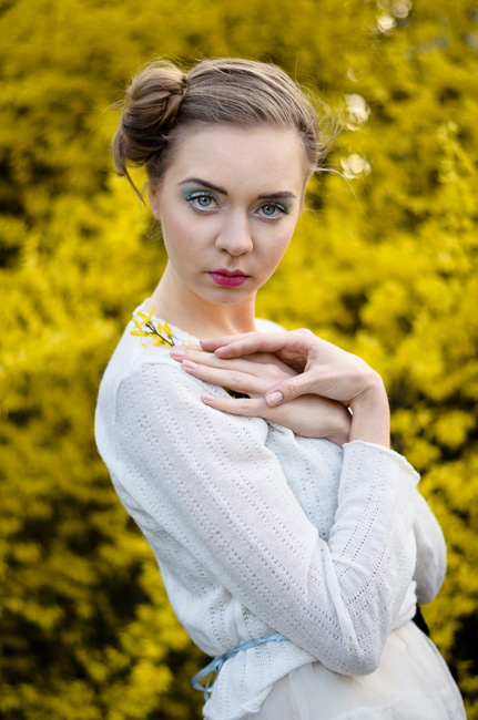 fot. Marta Reszka &copy; 2015. Model holding yellow flowers - modelka trzyma żółte kwiaty.