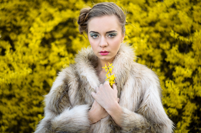 fot. Marta Reszka &copy; 2015. Model holding yellow  - modelka trzyma żółte kwiaty.